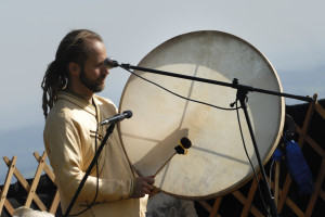 Urya l'artiste joue du grand tambour lors d'un concert de musique de Mongolie